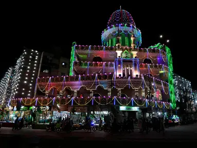 Sebuah masjid dihiasi dengan lampu-lampu untuk menyambut Maulid Nabi Muhammad SAW di Karachi, Pakistan, Jumat, 13 September 2024. (AP Photo/Fareed Khan)