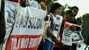 Sejumlah mahasiswa perwakilan Papua melakukan aksi solidaritas di depan Istana Merdeka, Jakarta, Selasa (31/3/2015). Mereka menolak pembangunan markas komando Brimob di Wamena. (Liputan6.com/Faizal Fanani) 