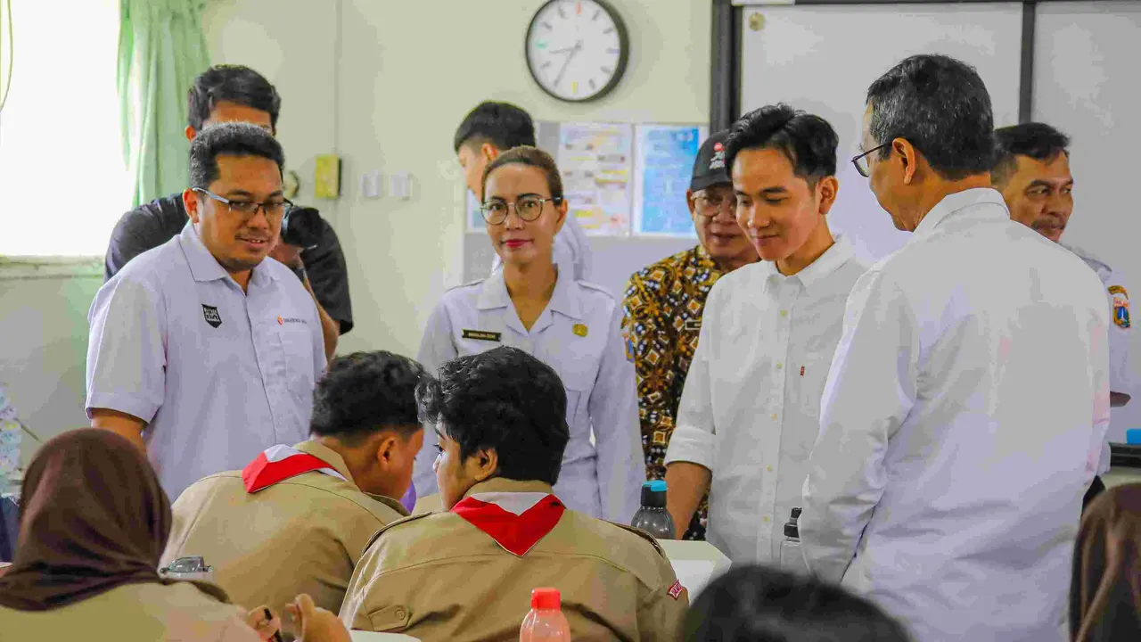 Wakil Presiden (Wapres) Terpilih Gibran Rakabuming Raka saat hadir dalam uji coba makan bergizi gratis di SMAN 70 Jakarta Selatan.