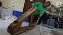 Pekerja sedang menata sepeda kayu di Gedung LIPI , Cibinong, Kabupaten Bogor, Jawa Barat, Rabu (30/10/2019). Jenis sepeda ini di buat dari kayu solid dan jati. (Liputan6.com/Herman Zakharia)