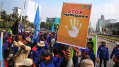 Massa buruh menggelar aksi demo di kawasan Patung Kuda, Jakarta Pusat, Kamis (14/9/2023). (Liputan6.com/Angga Yuniar)