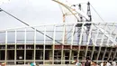 Engineers at Durban&#039;s Moses Mabhida 2010 Soccer stadium fit the final piece to the 350 metres long arch over the stadium in Durban on January 13, 2009. AFP PHOTO/RAJESH JANTILAL 