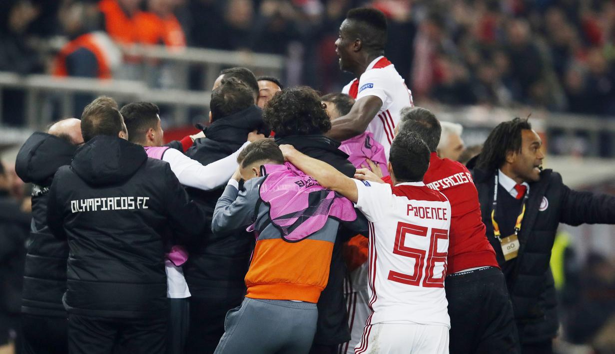 Para pemain Olympiakos merayakan kemenangan atas AC Milan pada laga Europa di Stadion Georgios Karaiskakis, Athena, Kamis (13/12). Olympiakos menang 3-1 atas AC Milan. (AP/Thanassis Stavrakis)
