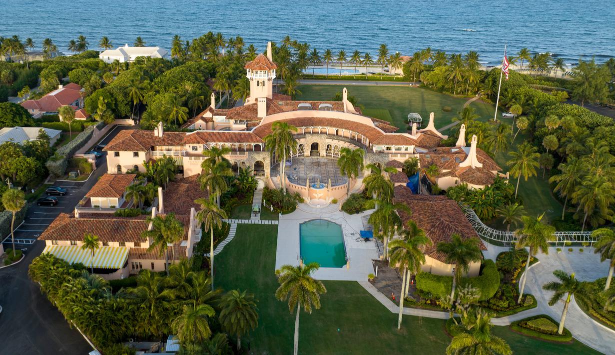 <p>Pemandangan udara rumah milik Presiden Donald Trump di Mar-a-Lago, Palm Beach, Florida, Amerika Serikat, 10 Agustus 2022. Sejumlah agen FBI dilaporkan menggeledah rumah milik mantan presiden Amerika Serikat, Donald Trump di Mar-a-Lago. (AP Photo/Steve Helber)</p>