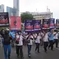 Buruh Surabaya menggelar demo di Balai Kota. (Dian Kurniawan/Liputan6.com)