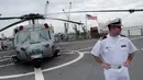 Letnan Angkatan Laut AS Joe Keiley berdiri di geladak helly Kapal komando Amerika Serikat USS Blue Ridge (LCC-19) yang berlabuh di dermaga JICT 2, Pelabuhan Tanjung Priok, Jakarta, Rabu (1/5/2019). Kapal perang tersebut memiliki panjang 194 meter dan berat 22,500 lbs. (AP/Dita Alangkara)