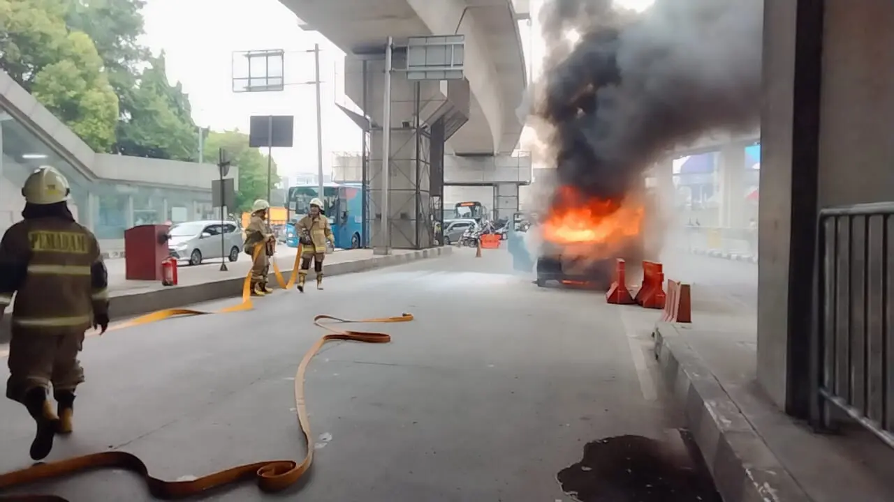 Sebuah mobil angkutan kota alias angkot hangus terbakar di Jalan Raya Pasar Jumat, Cilandak Jakarta Selatan pada Sabtu (30/3/2024).