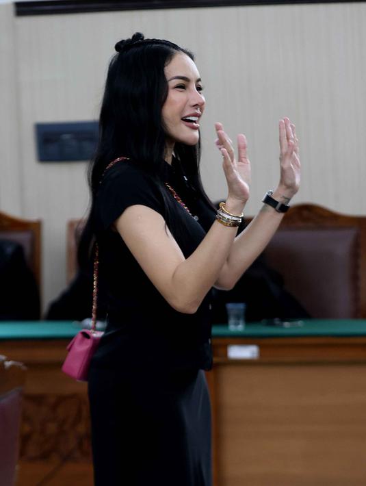Terdakwa kasus pemerasan dan Tindak Pidana Pencucian Uang (TPPU), Nikita Mirzani sesaat sebelum mengikuti sidang pembacaan putusan di Pengadilan Negeri Jakarta Selatan, Selasa (28/10/2025). (Kapanlagi.com/Budy Santoso)