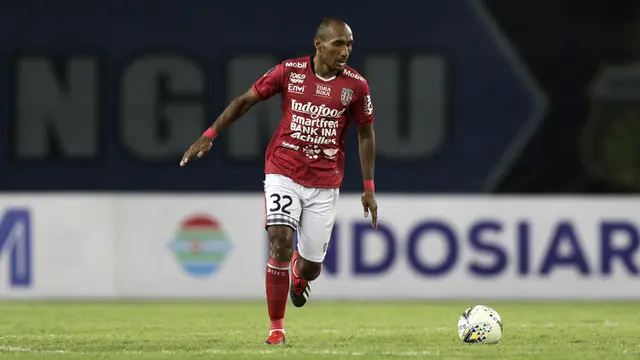 Bek Bali United, Leonard Tupamahu, menggiring bola saat melawan Bhayangkara FC pada laga Piala Presiden 2019. (Bola.com/Yoppy Renato)