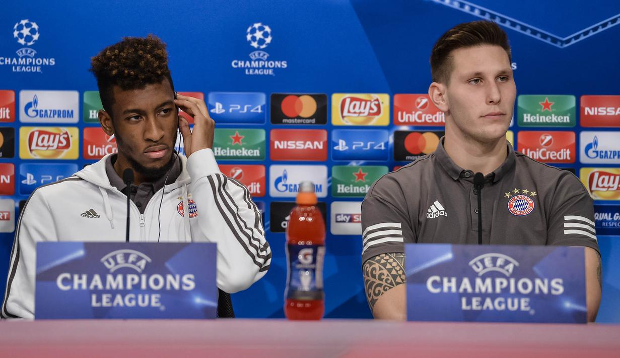 Pemain Bayern Munchen, Kingsley Coman, bersama Niklas Sule (kanan), menghadiri jumpa pers di Stadion Allianz Arena, Munchen, Senin (4/12/2017). Munchen akan menghadapi PSG pada laga terakhir grup B. (AFP/Guenter Schiffmann)