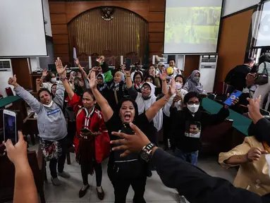 Sejumlah pendukung terdakwa Richard Eliezer Pudihang Lumiu bersorak usai sidang pembacaan vonis kasus pembunuhan Brigadir Yosua Hutabarat di Pengadilan Negeri Jakarta Selatan, Rabu (15/2/2022). Richard Eliezer Pudihang Lumiu di di vonis 1 Tahun 6 bulan Penjara. (Liputan6.com/Johan Tallo)