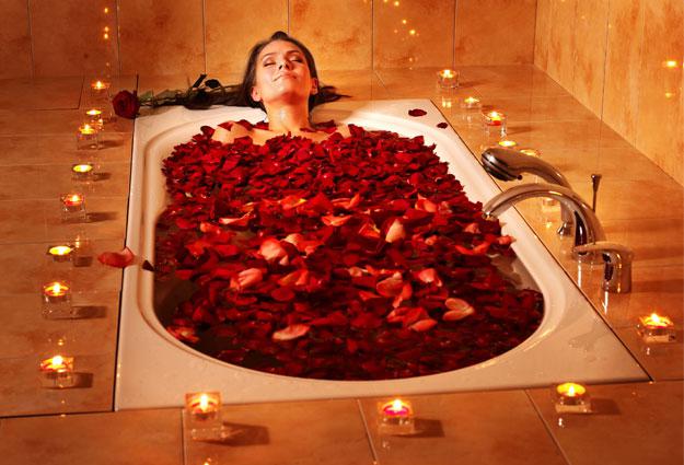 Mandi air mawar tidak hanya menenangkan, tetapi juga merawat kecantikan kulit dan keharuman tubuh | Photo: Copyright bollywoodshaadis.com
