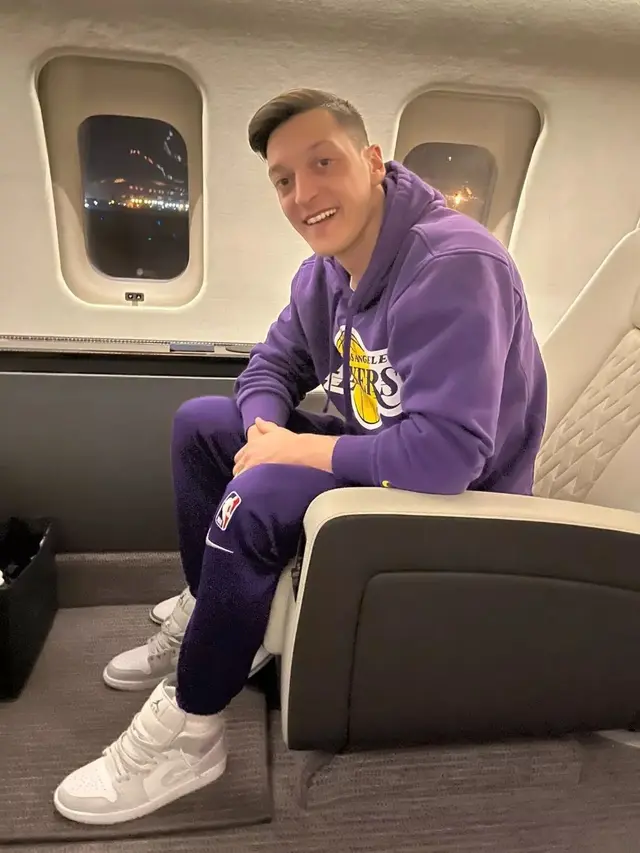 9 Potret Bergaya Mezut Ozil dalam Koleksi Hoodienya, Bisa Jadi Inspirasi Tampil Casual-Boyish