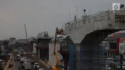 Suasana proyek jalan tol Cimaci di Jalan Alternatif Cibubur, Bekasi (23/11). Jalan tol ini terdiri dua seksi pekerjaan,yaitu seksi 1 dengan ruas Cimanggis-Transyogi sepanjang 3,5 km dan Transyogi-Cibitung sepanjang 22,8 km. (Merdeka.com/Imam Buhori)