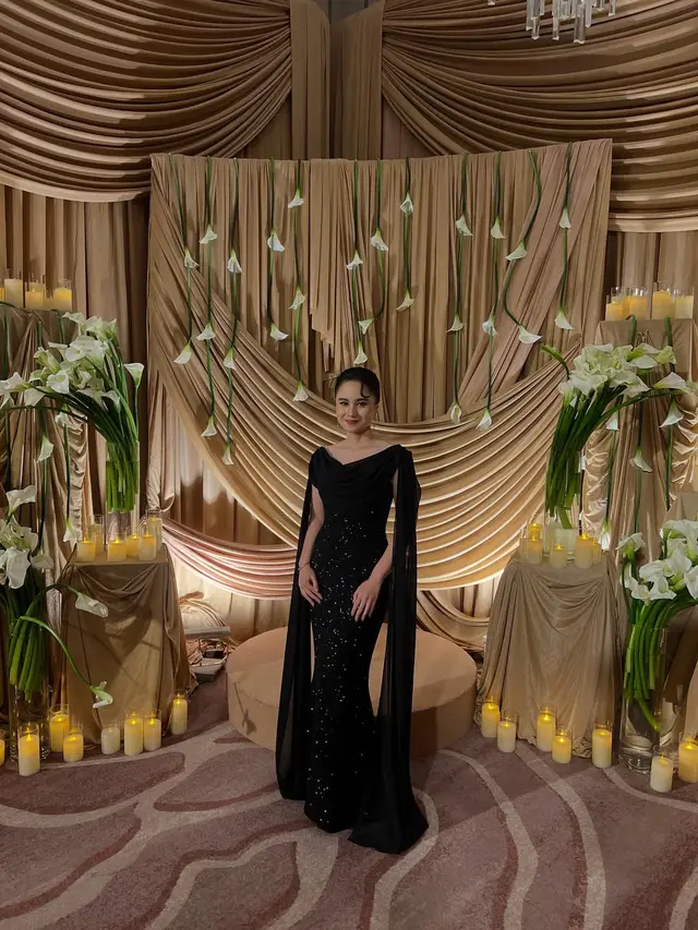 8 Gaya Elegan Selebriti Berbalut Gaun Hitam di Resepsi Pernikahan Al Ghazali dan Alyssa Daguise