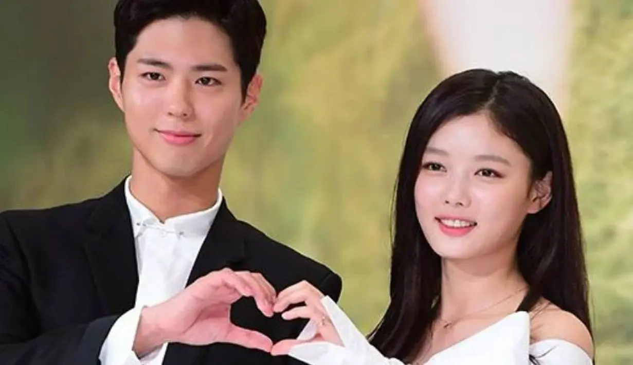 Kim Soo Jung memulai debutnya di dunia hiburan Korea Selatan pada 2003. Pada 2016, ia bermain bersama Park Bo Gum pada drama Love in The Moonlight. (Foto: koreaboo.com)