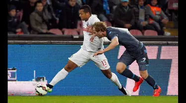 Gelandang Inter Milan, Fredy Guarin berusaha melewati bek Napoli Ivan Strinić pada laga serie A di stadion San Paolo, Italy (8/3/2015).  Napoli bermain imbang 2-2 dengan Inter Milan. (Reuters/Ciro De Luca)