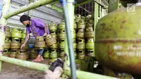 Pekerja menyusun tabung gas LPG 3 Kg di salah satu pangkalan LPG kawasan Sunter, Jakarta Utara, Jumat (21/7). Harga Eceran Tertinggi (HET) LPG 3kg di Jabodetabek pada titik serah di agen dan pangkalan resmi adalah Rp 16.000. (Liputan6.com/Angga Yuniar)