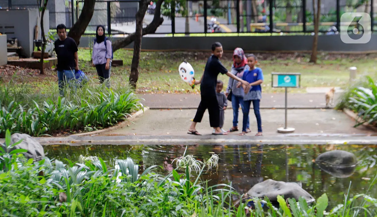 Mudahnya akses menuju taman kota dan bebas tarif tanpa dipungut biaya masuk taman kota menjadi pilihan tepat bagi warga yang ingin berlibur di tengah tempat wisata lainnya yang dipenuhi oleh pengunjung. (Liputan6.com/Herman Zakharia)