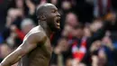 Striker Manchester United, Romelu Lukaku, merayakan gol yang dicetaknya ke gawang Southampton pada laga Premier League di Stadion Old Trafford, Manchester, Sabtu (2/3). MU menang 3-2 atas Southampton. (AFP/Oli Scarff)