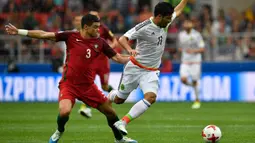 Gelandang Meksiko, Carlos Vela, berebut bola dengan bek Portugal, Pepe, pada laga perebutan tempat ketiga Piala Konfederasi di Stadion Spartak, Moskow, Minggu (2/7/2017). Portugal menang 2-1 atas Meksiko. (AFP/Alexander Nemenov)