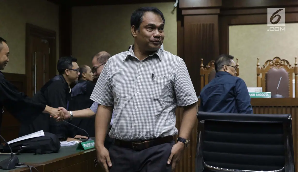 Terdakwa kasus dugaan suap terkait pencemaran limbah sawit yang juga anggota nonaktif DPRD Kalteng, Edy Rosada usai saat sidang putusan di Pengadilan Tipikor, Jakarta, Rabu (3/7/2019). Edy Rosada dijatuhi hukuman empat tahun penjara, denda Rp200 juta . (Liputan6.com/Helmi Fithriansyah)