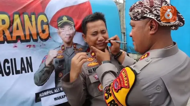 Kapolres dan Wakapolres Serang Saling Bercanda Saat Memberi Bantuan Air Bersih ke Masyarakat. (Selasa, 10/09/2024). (Tiktok Polres Serang).