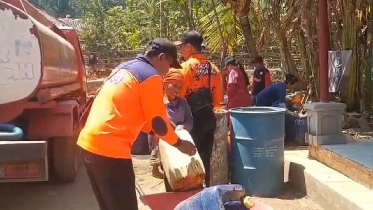 Saat Warga Probolinggo Berburu Air Bersih di Tengah Kemarau Panjang