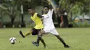 Pemain SSB Tulehu Putra berusaha melewati pemain Galunggung FC pada semifinal turnamen Liga Remaja UC News di Lapangan Masariku Yonif 733, Ambon, Rabu (29/11/2017). (Bola.com/Peksi Cahyo)