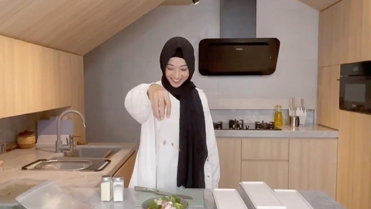 5 Potret Dapur Rumah Poppy Bunga dan Riphat Senikentara, Perpaduan Modern Minimalis dengan Sentuhan Hangat