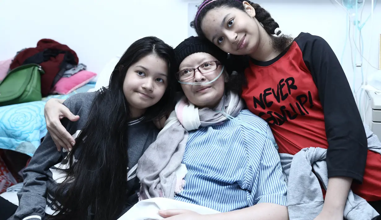 "Saat saya sakit ternyata mereka masih perhatian sama saya, itu jadi suatu support itu, jadi suatu obat yang tidak bisa dibeli dengan uang, makasih banyak," tambah Yana Zein. (Galih W. Satria/Bintang.com)