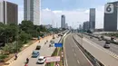Kendaraan melintasi ruas jalan tol di Jakarta, Kamis (9/7/2020). Menteri Lingkungan Hidup dan Kehutanan, Siti Nurbaya, mengungkapkan pemerintah berencana menarik cukai emisi kendaraan bermotor. (Liputan6.com/Immanuel Antonius)