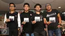 Band Seventeen berpose sambil menunjukan cd terbarunya sebelum jumpa pers peluncuran album di kawasan Cikini, Jakarta, Kamis (31/3). Seventeen meluncurkan album ke 6 dengan tajuk "Pantang Mundur". (Liputan6.com/Herman Zakharia)