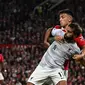 Striker Liverpool Mohamed Salah bersaing dengan bek Manchester United Lisandro Martinez (kanan) pada laga pekan ketiga Liga Inggris di Stadion Old Trafford, Selasa (23/8/2022) dini hari WIB. Secara luar biasa MU menang perdana di Liga Inggris musim 2022/2023 dengan mengalahkan rival abadi Liverpool 2-1. (Photo by Paul ELLIS / AFP)