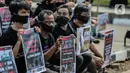 Pengunjukrasa dari Serikat Buruh Migran Indonesia membawa poster dalam aksi di depan Kementerian Ketenagakerjaan, Jakarta, Rabu (18/12/2019). Aksi  memperingati Hari Buruh Migran Internasional itu mendesak Negara bertanggung jawab atas perlindungan hak buruh migran. (Liputan6.com/Faizal Fanani)