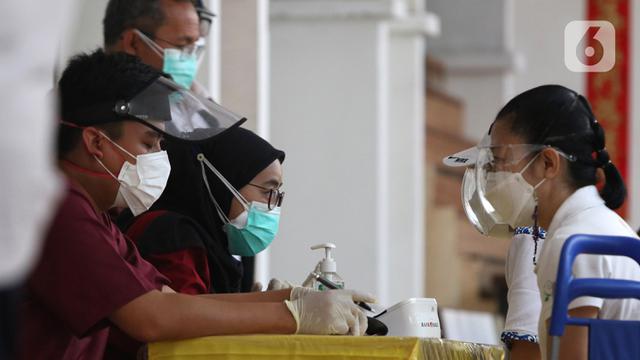 <span>Petugas mendata warga yang mengikuti vaksinasi COVID-19 di Vihara Avalokhitesvara, Mangga Besar, Jakarta, Minggu (29/8/2021). Hal ini dilakukan untuk mencapai herd immunity atau kekebalan komunal di wilayah tersebut. (Liputan6.com/Herman Zakharia)</span>