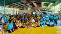 McDonald’s Indonesia bekerja sama dengan Inspiration Factory Foundation (IFF) untuk menginisiasi sebuah program pembelajaran yang ditujukan untuk meningkatkan literasi baca tulis bagi anak-anak yang berasal dari kelompok marginal di area bawah Jembatan III, Pluit, Jakarta Utara. (dok. Liputan6.com/Farel Gerald)