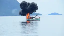TNI bersama dengan Kementerian Kelautan dan Perikanan serta Bakorkamla menenggelamkan  tiga kapal asing pencuri ikan di wilayah laut Indonesia, Kepulauan Riau, Jumat (5/12/2014). (Dokumentasi Puspen TNI)