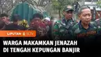 Di tengah kepungan banjir, warga Gresik, Jawa Timur, harus mengantar jenazah ke tempat peristirahatan terakhirnya. Momen dramatis ini terekam kamera amatir warga.