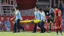 Kiper Timnas Indonesia U-20, Cahya Supriadi ditandu keluar lapangan menuju ambulans usai mengalami cedera dalam pertandingan matchday kedua Kualifikasi Grup F Piala Asia U-20 2023 di Stadion Gelora Bung Tomo, Surabaya, Jumat (16/9/2022). (Bola.com/Ikhwan Yanuar)