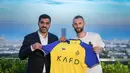 Gelandang Marcelo Brozovic (kanan) berpose dengan Presiden Eksekutif klub Al Nassr di Paris pada 3 Juli 2023. (AFP/Al Nassr Football Club)