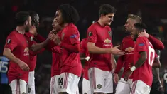 Gelandang Manchester United, Fred (kanan) berselebrasi dengan rekannya usai mencetak gol ke gawang Club Brugge  pada leg kedua 32 besar Liga Europa di Old Trafford, Inggris, Kamis, (27/2/2020). Fred mencetak dua gol dipertandingan ini dan mengantar MU menang telak 5-0. (AP Photo/Dave Thompson)