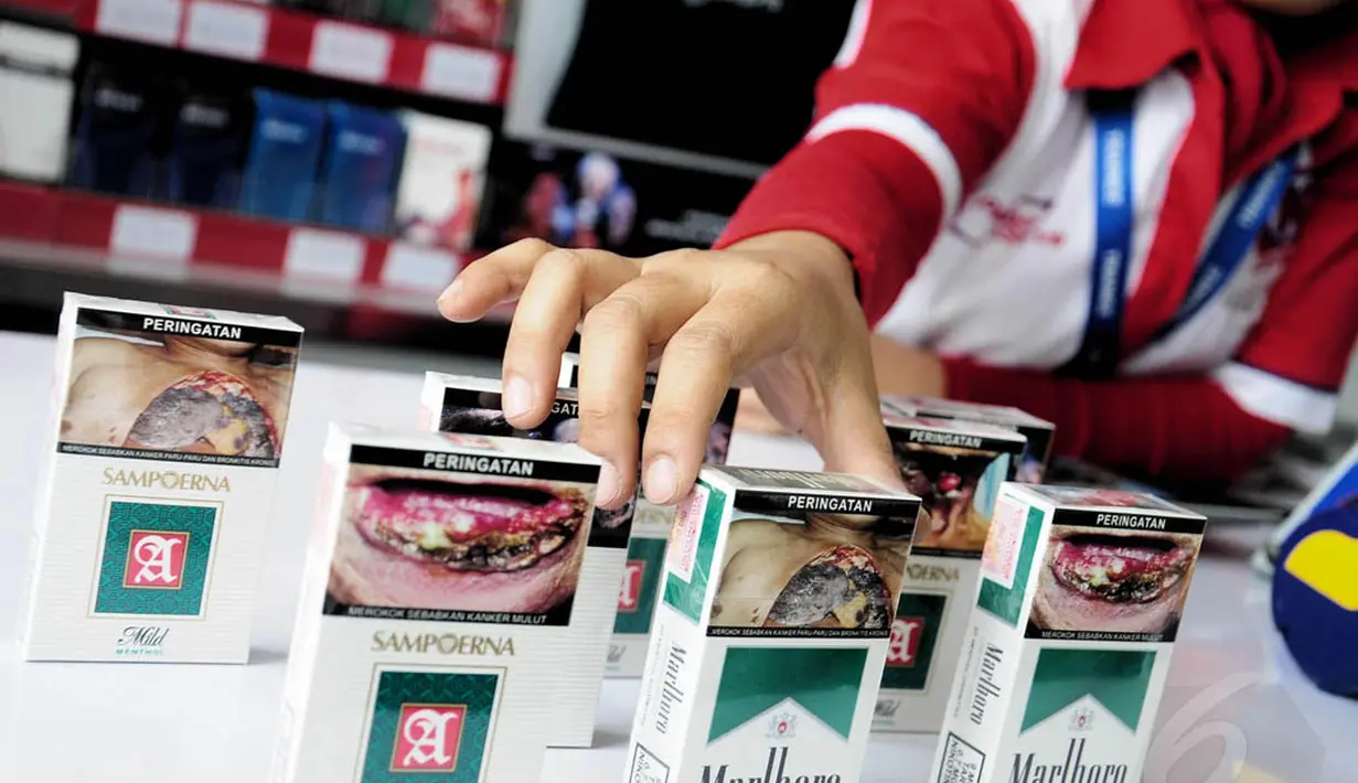 Beberapa bungkus rokok yang telah berganti peringatan bergambar di minimarket, Jakarta, Selasa (24/6/14). (Liputan6.com/Faizal Fanani)