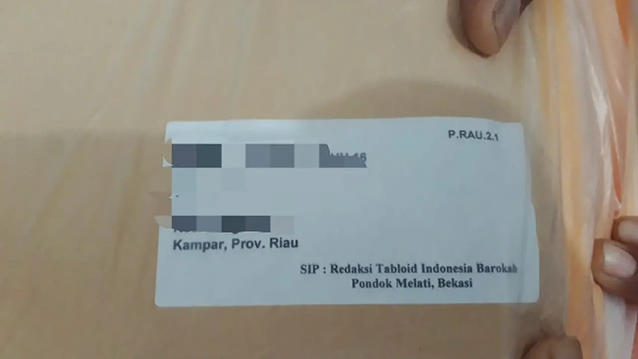 Salah satu paket diduga berisi Tabloid Indonesia Berkah tertahan di Kantor Pos Kota Pekanbaru
