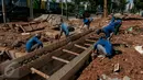Sejumlah pekerja menyelesaikan pembuatan saluran air di Jalan Asia Afrika, Senayan, Jakarta, Rabu (5/4). Saluran yang sempat tidak berfungsi tersebut di normalisasikan dengan kedalaman 150cm Lebar 100cm dan panjang 195m. (Liputan6.com/Gempur M Surya)