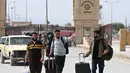 Sempat terjadi kepadatan di terminal transportasi di beberapa kota saat warga berusaha mencapai perbatasan antara Iran dan Pakistan. Tampak dalam foto, warga Pakistan berjalan melintasi perbatasan Taftan, di provinsi Balochistan, Iran pada Selasa 3 Maret 2026, di tengah serangan Amerika Serikat dan Israel yang terus memanas. (Banaras KHAN/AFP)