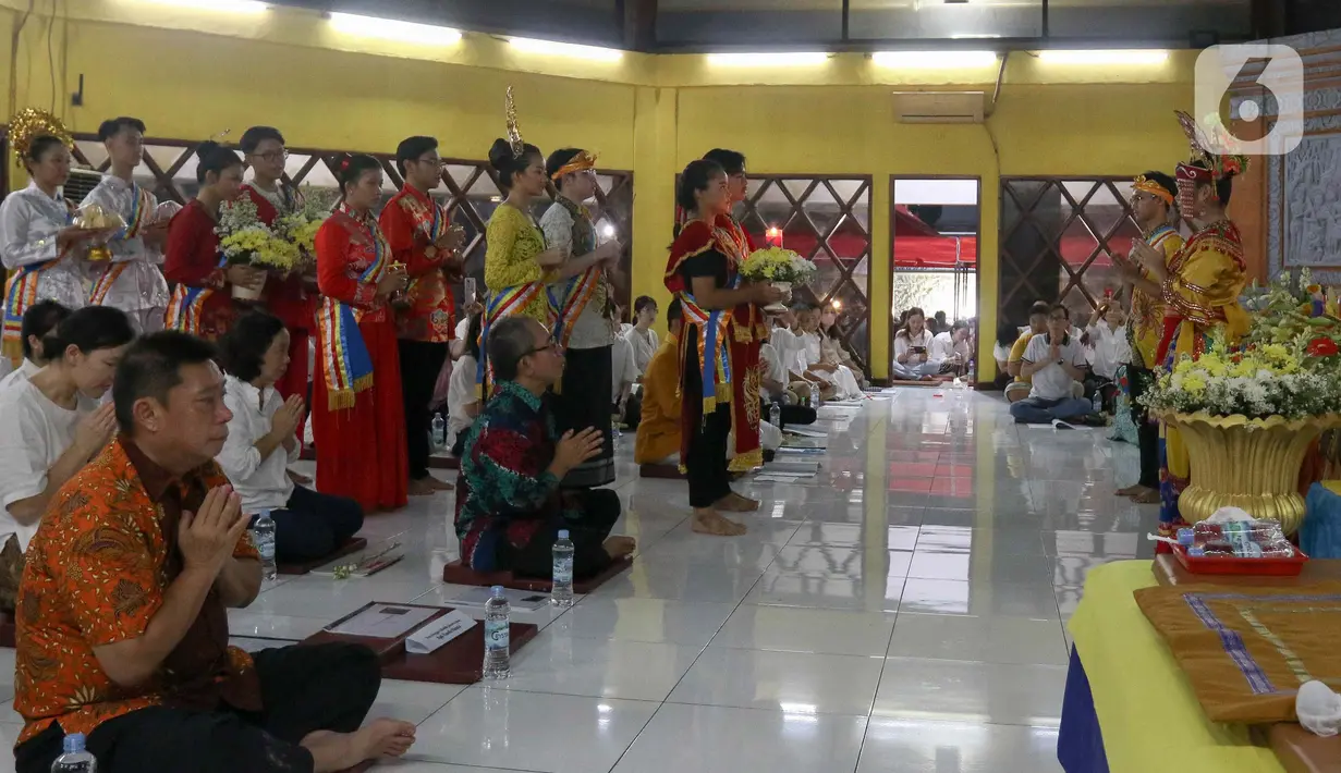 Pada saat Hari Waisak, umat Buddha melaksanakan puja pada detik-detik bulan purnama. (Liputan6.com/Herman Zakharia)