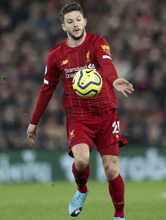 Gelandang Liverpool, Adam Lallana berusaha mengontrol bola saat bertanding melawan Everton pada pertandingan lanjutan Liga Inggris di Stadion Anfield, Rabu (4/12/2019). Liverpool menang telak 5-2 atas Everton. (AP Photo/Jon Super)