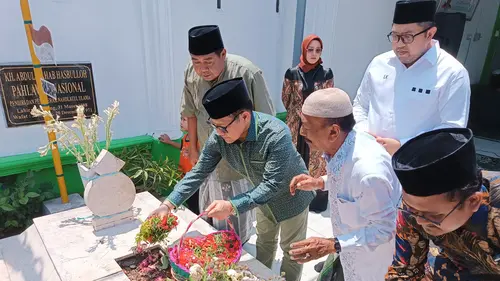 Bakal cawapres Muhaimin Iskandar alias Cak Imin ziarah ke Makam Pendiri dan Penggerak Nahdlatul Ulama (NU) KH Abdul Wahab Hasbullah. (Merdeka.com/ Nur Habibie)