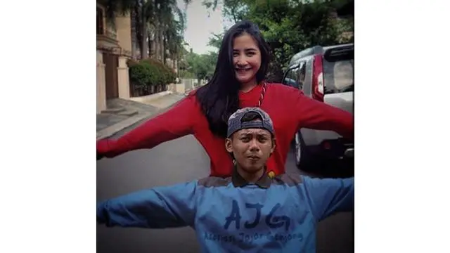 6 Editan Foto Pria Hangout Bareng Prilly Latuconsina Ini Imajinatif Banget